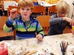 Westerholter Zwerge beim Weihnachtsbasteln