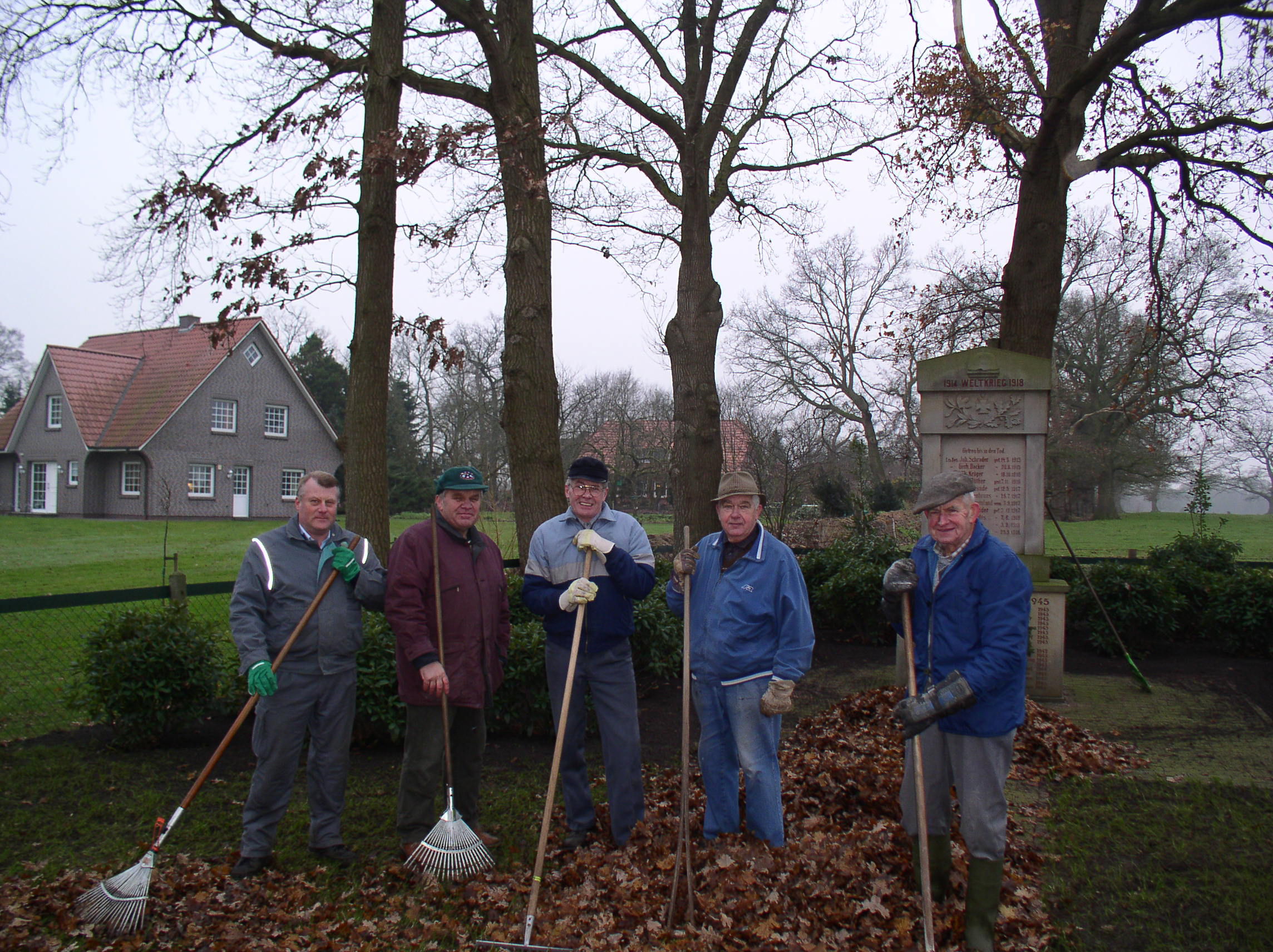 Reinigung des Denkmals, v. l.: Erich Krüger, Wilfried Roßkamp, Heinz Willers, Helmut Witte und Heinz Stöver, 2008