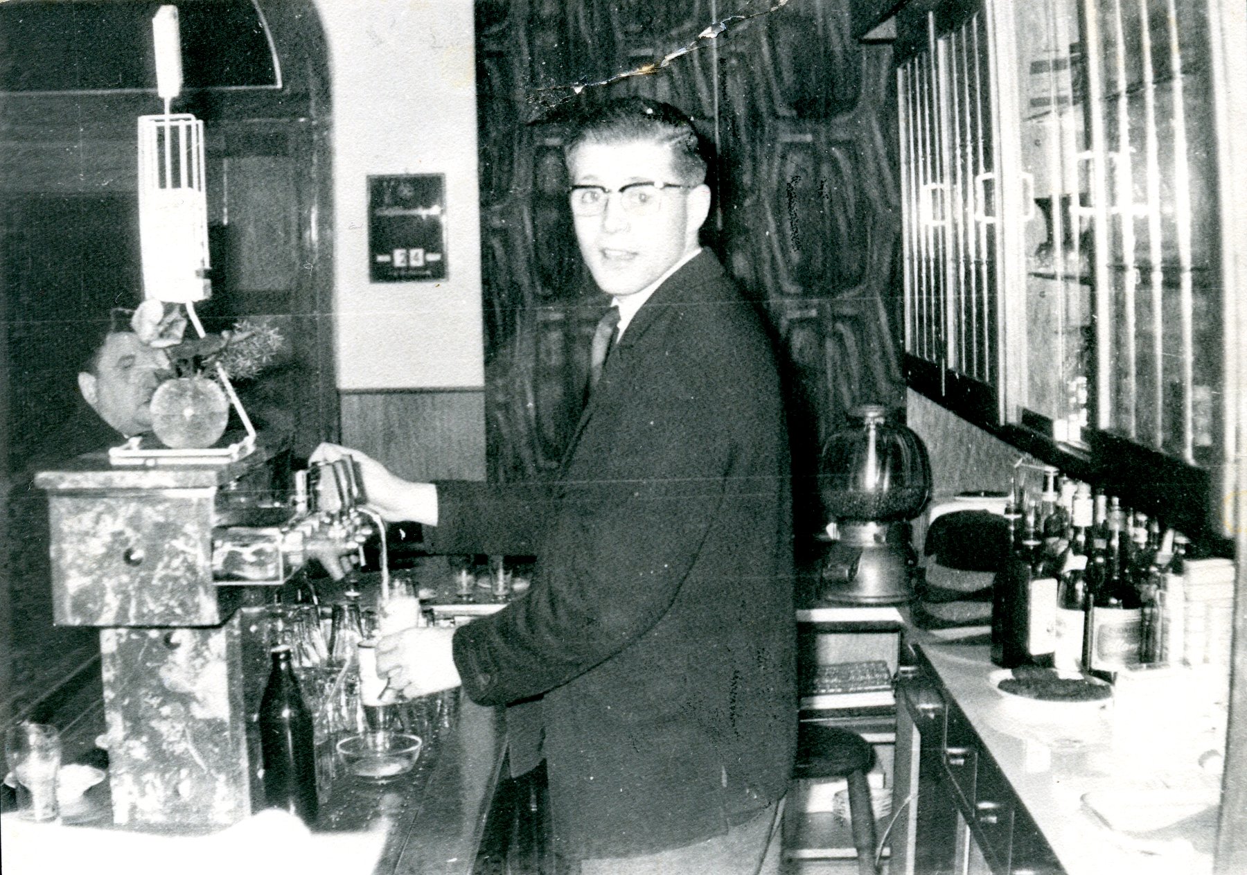 10 H.Willers hinterm Tresen