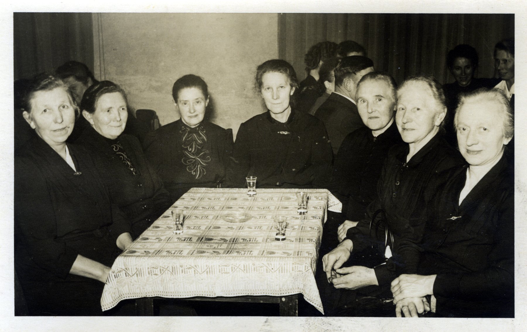 9 Die alten Frauen im Saal 60er